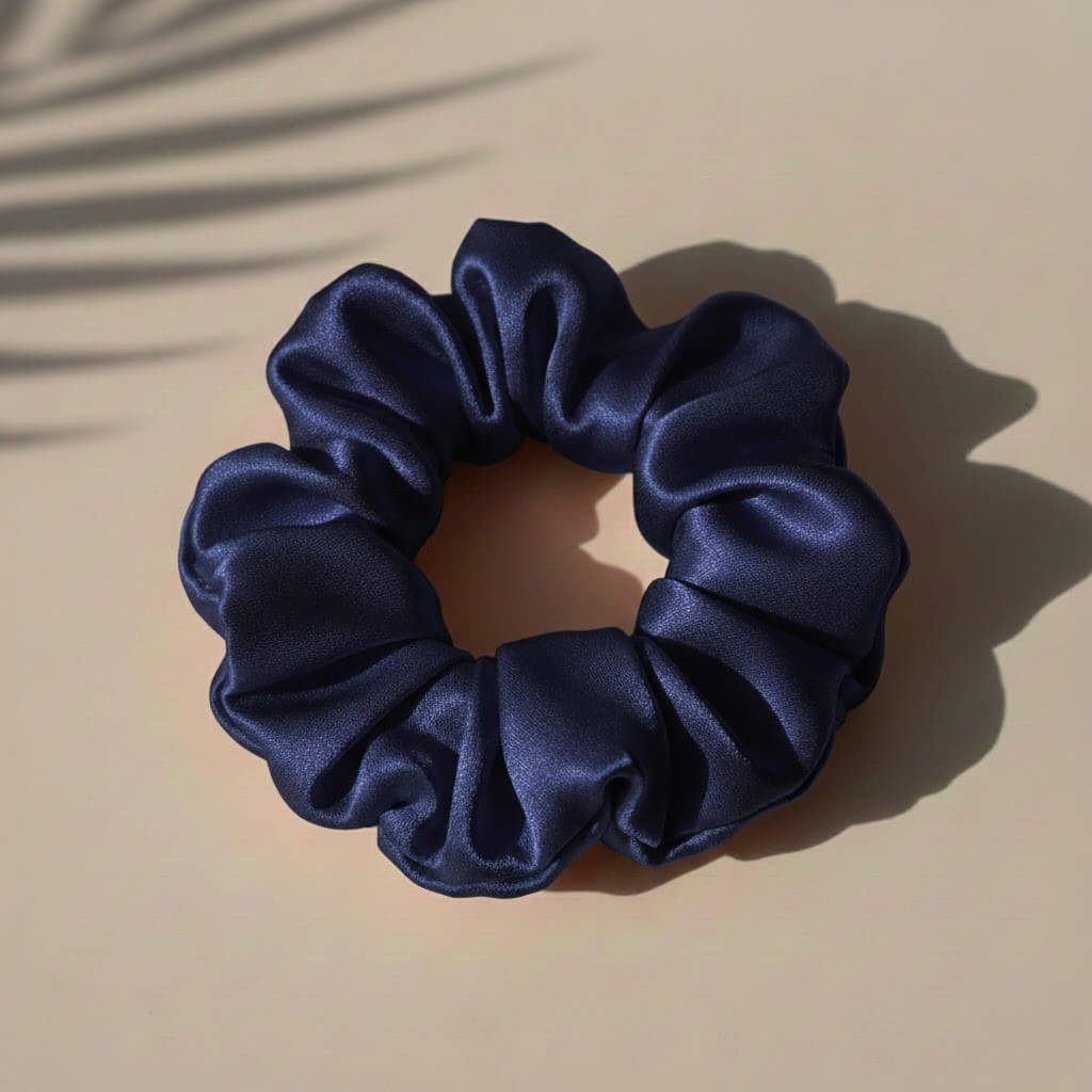 Chouchou en soie bleu doux et élastique idéal pour usage quotidien